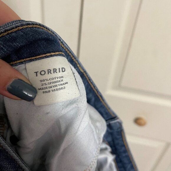 Torrid Women's Medium Wash Deconstruction Distressed Skinny Stretch Jeans Sz 16 - Picture 6 of 9